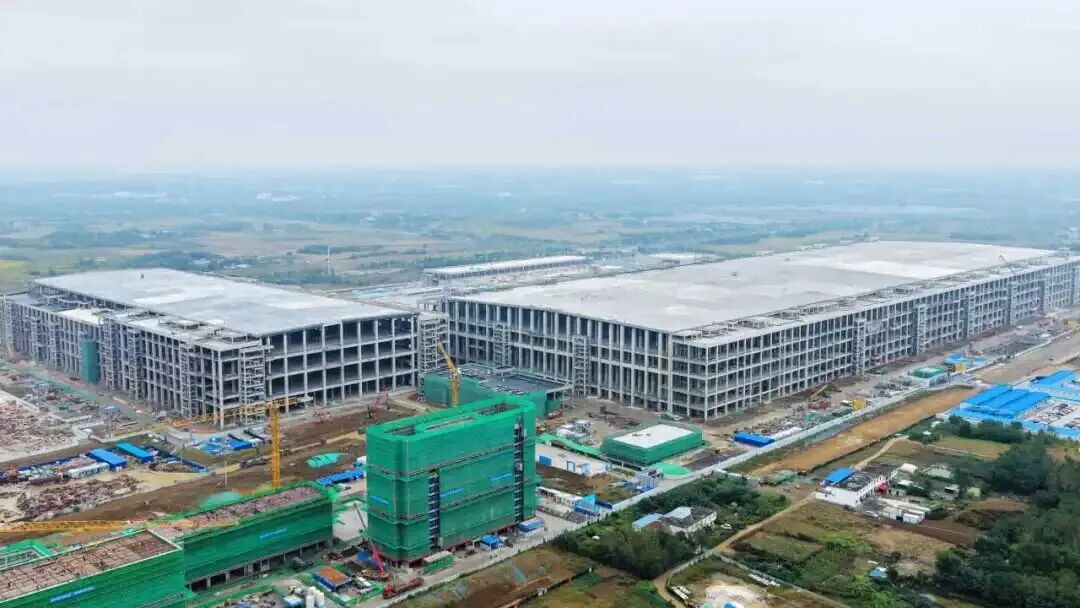合肥國(guó)顯8.6代AMOLED生產(chǎn)線項(xiàng)目生產(chǎn)廠區(qū)全面封頂