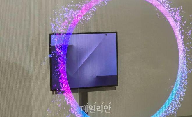 ȫ׿ۯB֙Cչʾ Galaxy Z TriFold